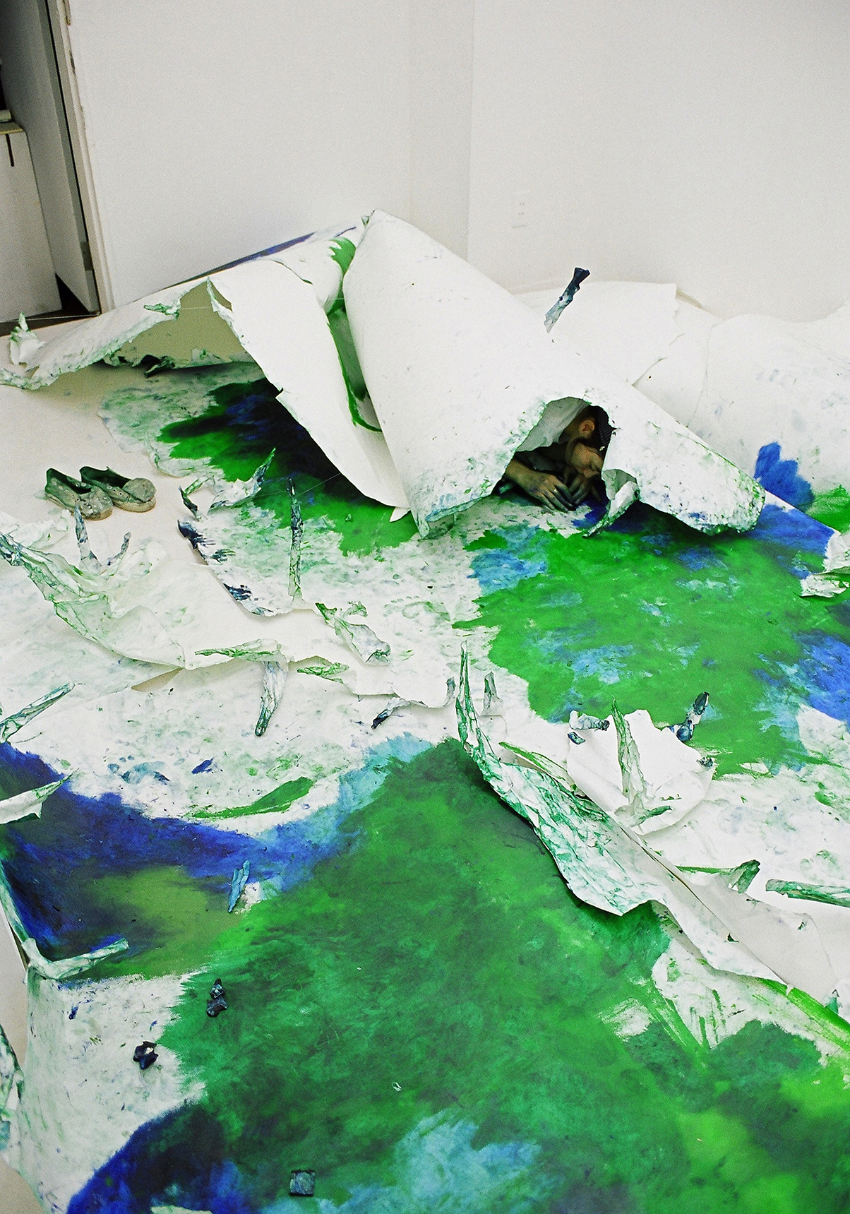 in the picture / out of the picture　絵のなか / 絵のそと 制作年：2002年／展示場所：Space Kobo&Tomo（東京）／作品サイズ：435×287×270cm（会場サイズ）／素材：和紙､オイルスティック､木枠､紙袋､布靴／撮影：柳場大