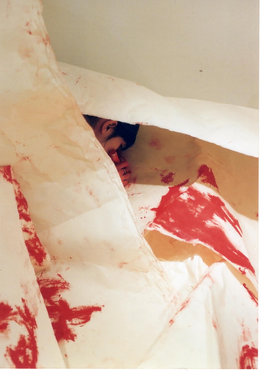 「in the picture/ out of the picture　絵のなか/絵のそと｣会場制作風景 制作年：2002年12月／素材：オイルスティック、手漉き和紙､木枠､紙袋､布靴／会場サイズ：435×287×270cm／展示場所：Space Kobo&Tomo（東京）／撮影：小川原朝美