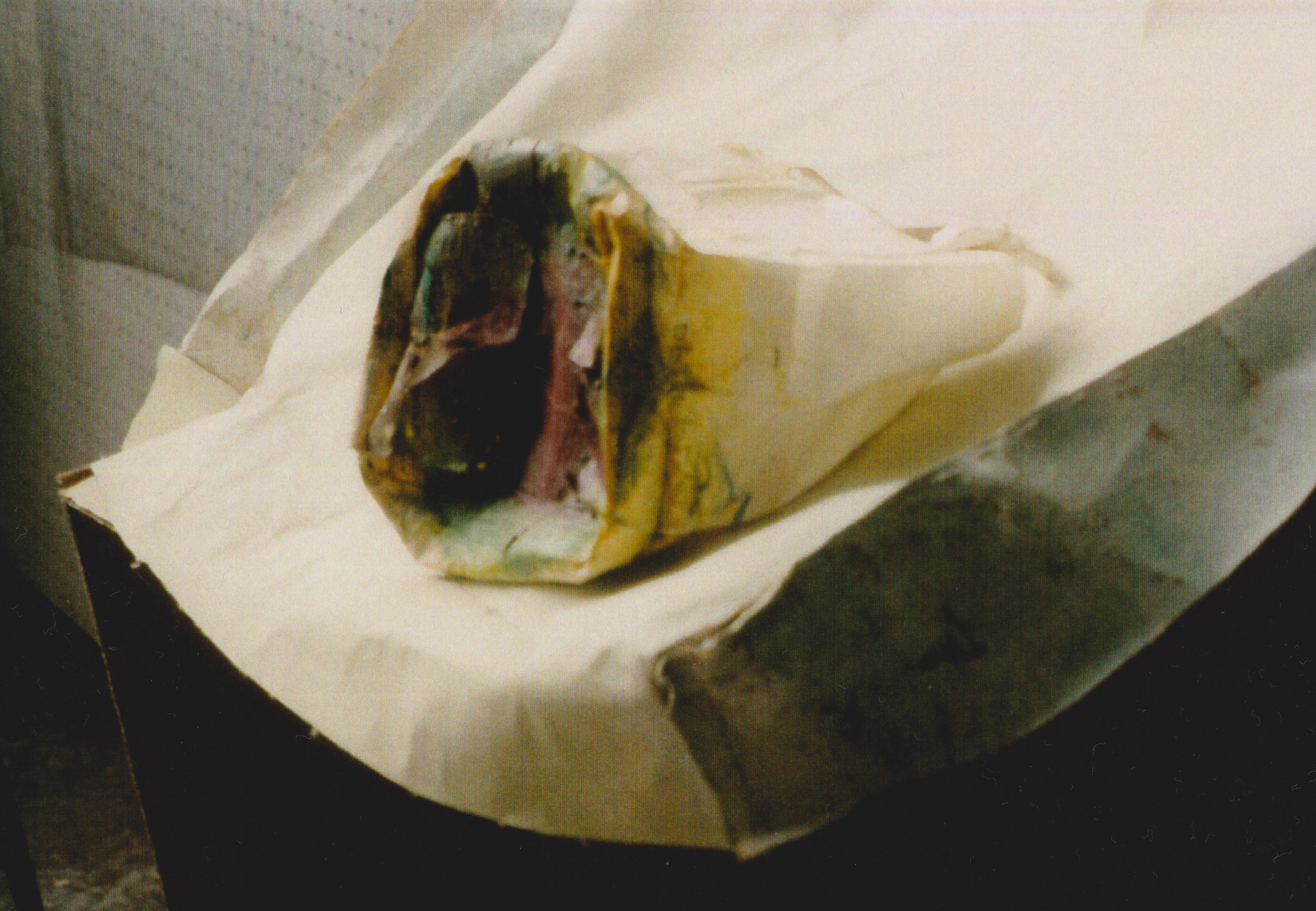 「わたしが今 絵を描くために必要な装置／5期」より部分 制作年：1997年／素材：クレヨン、紙袋、キャンバス、段ボール 作家撮影