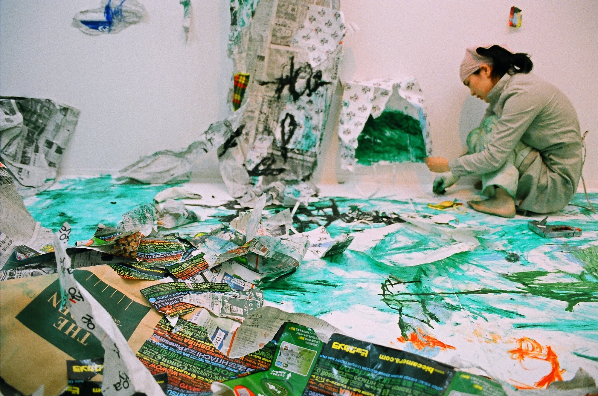 「A Saucer」会場制作風景 制作年：2007年／素材：オイルパステル、オイルスティック、紙袋、新聞紙、チラシ、和紙／会場サイズ：435×287×270cm／展示場所：Space Kobo&Tomo（東京）／撮影：柳場大 ＊店舗の紙袋を1997年以来で素材に使用した。