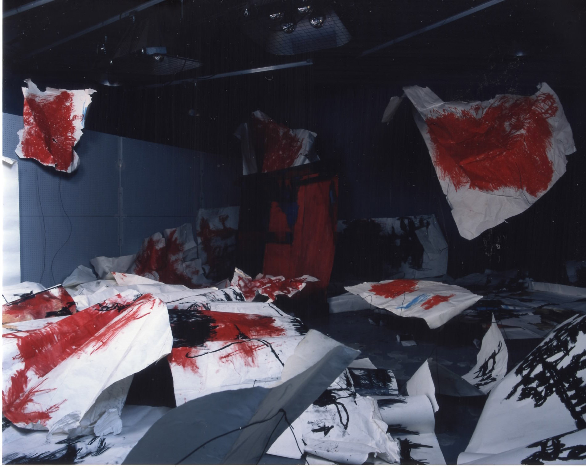 ｢窓枠からはみだした空と窓枠を押し潰す空｣より部分 制作年：2000年／素材：クレヨン、油絵の具、ペンキ、キャンパス､木枠､ベニヤ板、材木､段ボール､レジャーシート、レジャーバッグ、スライドプロジェクター／会場サイズ：540×450×378cm／展示場所：武蔵野美術大学5B号館-208室（東京）／撮影：柳場大