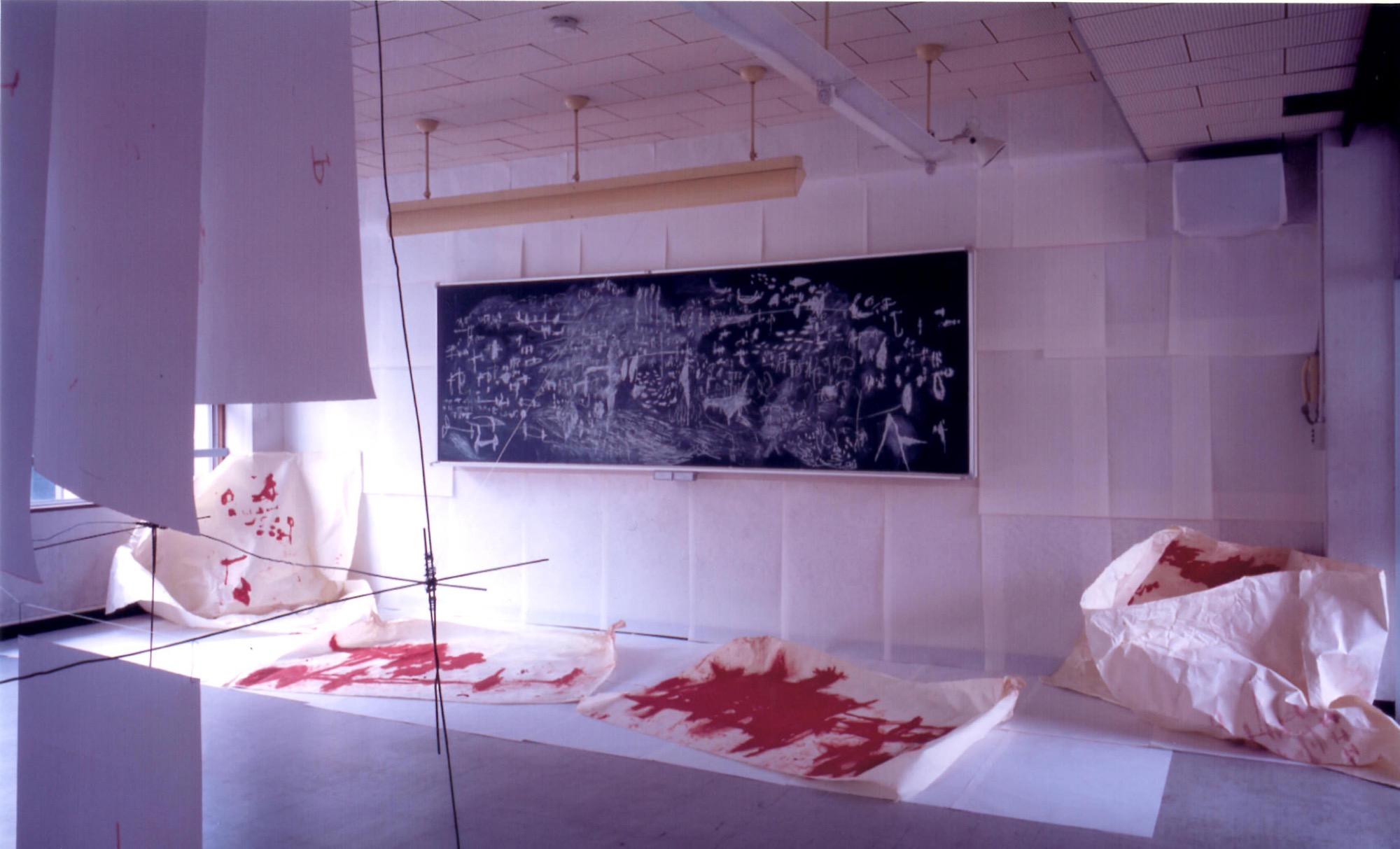 「ラヴ・レターの紙／ラヴ・レターのことば」より部分 制作年：2002年／素材：チョーク、オイルスティック、手漉き和紙､針金、黒板／会場サイズ：900×700×300cm／展示場所：旧桜川小学校（東京）／撮影：柳場大