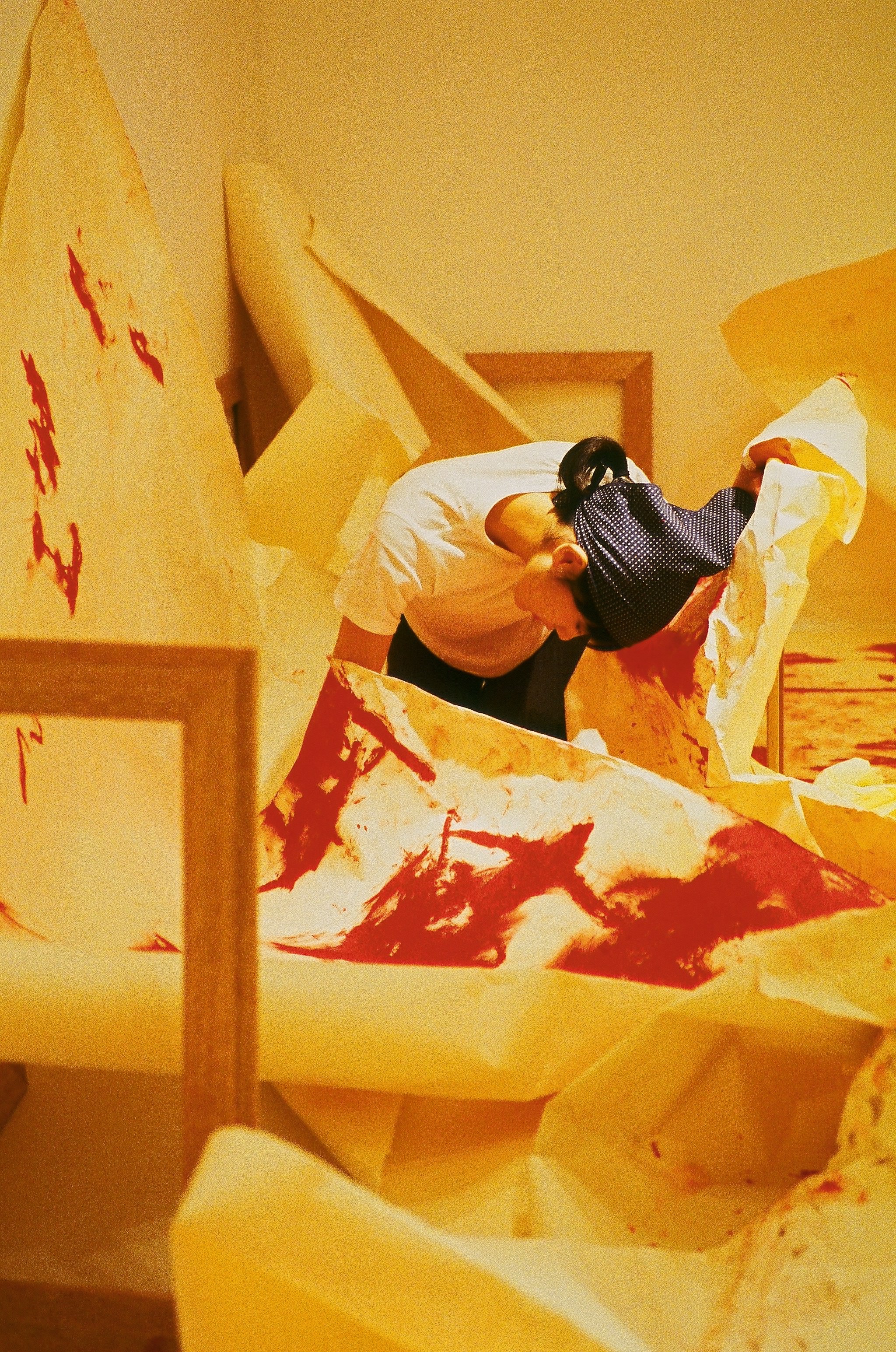 「in the picture/ out of the picture　絵のなか/絵のそと｣会場制作風景 制作年：2002年12月／素材：オイルスティック、手漉き和紙、木枠、紙袋、布靴／会場サイズ：435×287×270cm／展示場所：Space Kobo&Tomo（東京）／撮影：柳場大