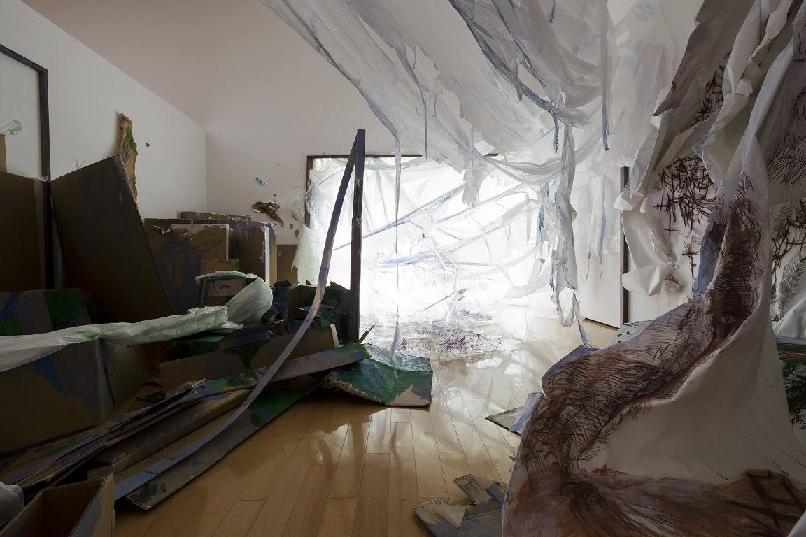 「てのひらをひらいて（この夜をおし上げていく光に名前はつけずに）」より部分 制作年：2012年／素材：コンテ、水彩絵の具、アクリル絵の具、油絵の具、オイルパステル、オイルスティック、紙、合成紙、銀紙、段ボール、木材／作品サイズ：630.0×633.3×540.0cm（会場サイズ）／展示場所：群馬県立館林美術館／撮影：木暮伸也／写真提供：群馬県立館林美術館