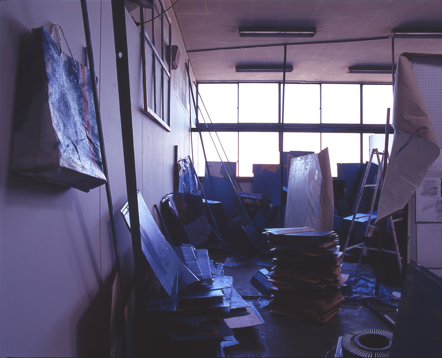 「てのひらをひらいて（この夜をおし上げていく光に名前はつけずに）」より部分 制作年：2012年／素材：2コンテ、水彩絵の具、アクリル絵の具、油絵の具、オイルパステル、オイルスティック、紙、合成紙、銀紙、段ボール、木材／作品サイズ：6300mm×6333mm×5400mm（会場サイズ）／展示場所：群馬県立館林美術館／撮影：木暮伸也／写真提供：群馬県立館林美術館