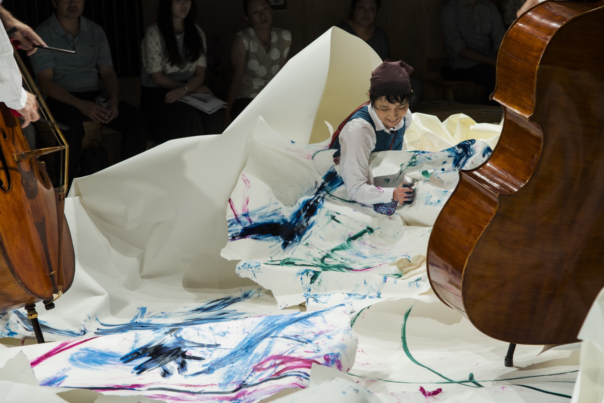 「そのメロディに会いに行く、リズムにぶつかる、ハーモニーを触る」ライブ・ドローイング・セッション　コントラバス：齋藤徹、田辺和弘、田嶋真佐雄／ライブドローイング：佐藤万絵子／日時：2015年 7月20日／素材：オイルスティック、アクリル絵の具、紙／サイズ：600×1100×400㎝（会場サイズ）／会場：アサヒ・アートスクエア(東京)／撮影：柳場大 