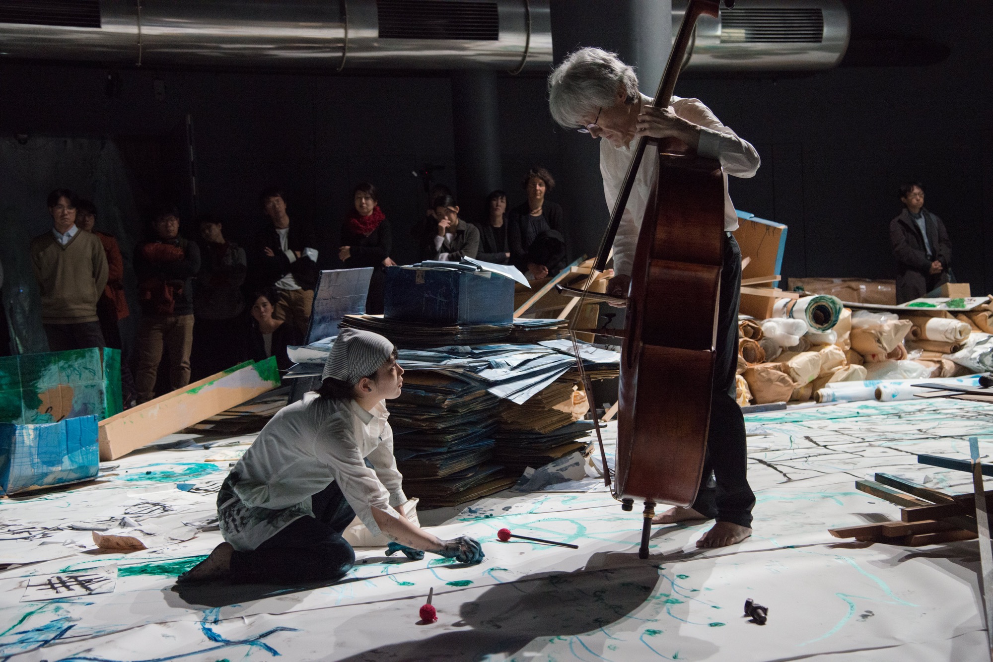 「そのメロディに会いに行く、リズムにぶつかる、ハーモニーを触る vol.2」コントラバス奏者 齋藤徹さんとのライブ・ドローイング・セッション 日時：2016年1月8日／コントラバス：齋藤　徹／ライブドローイング：佐藤万絵子／素材：鉛筆、コンテ、オイルパステル、オイルスティック、アクリル絵の具、油絵の具、ペンキ、銀粉のり、紙、合成紙、銀紙、段ボール、綿、布、針金、材木／会場サイズ：1000×2000×600cm（総床面積約260㎡）／会場：アサヒ・アートスクエア（東京）／撮影：柳場大