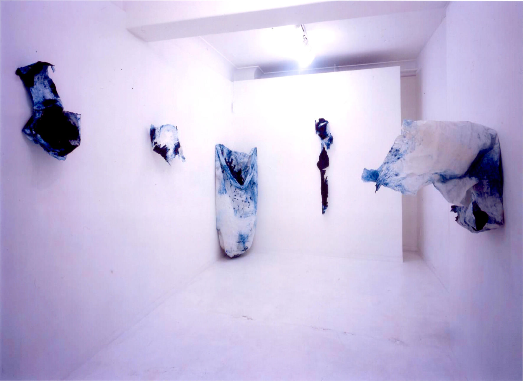 「in the picture/ out of the picture-LIGHTHOUSE to fall into the picture」会場風景
制作年：2005年／会場サイズ：435×287×270cm／展示場所：Space Kobo&Tomo（東京）／撮影：柳場大