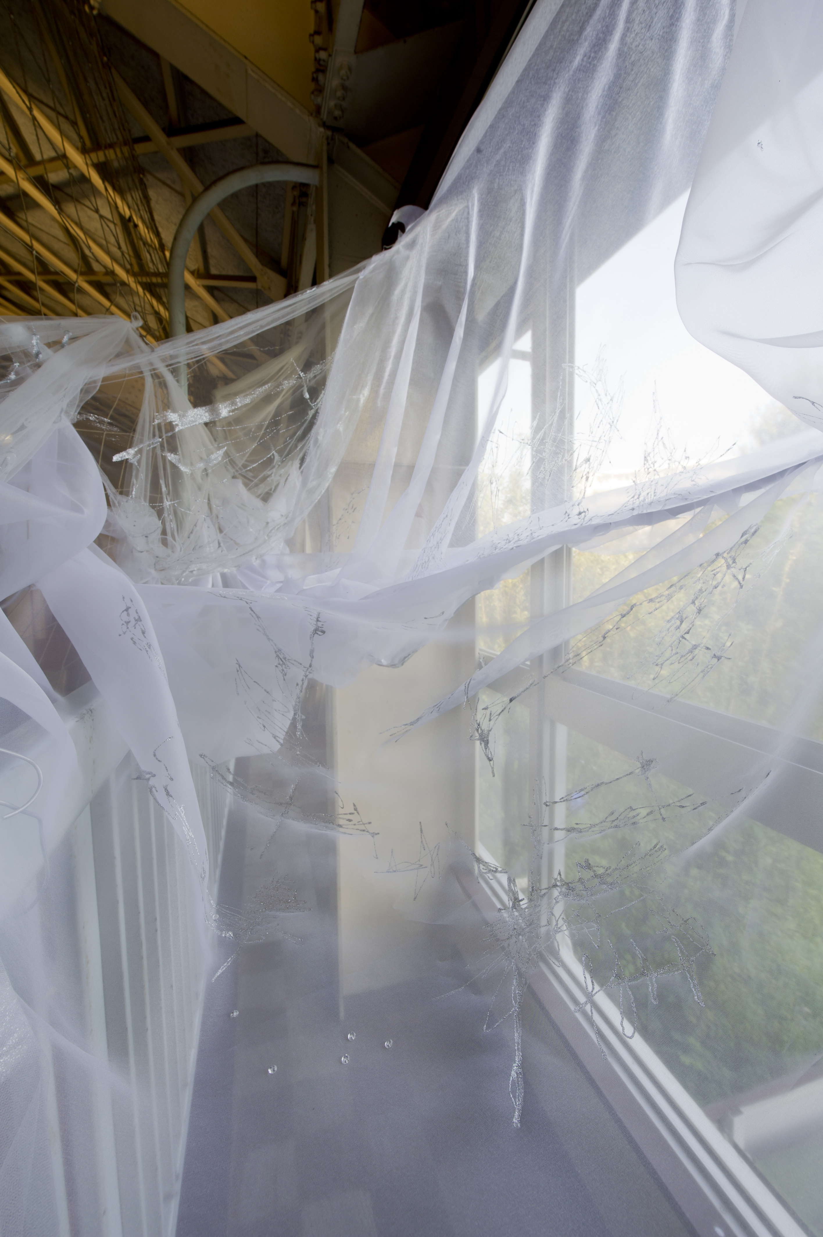 curtain 制作年：2011年／素材：銀粉のり、布、針金、銀紙、ビーズ／作品サイズ：2530×76.5×275㎝（会場サイズ）／会場：所沢市生涯学習推進センター（埼玉）／撮影：加藤　健