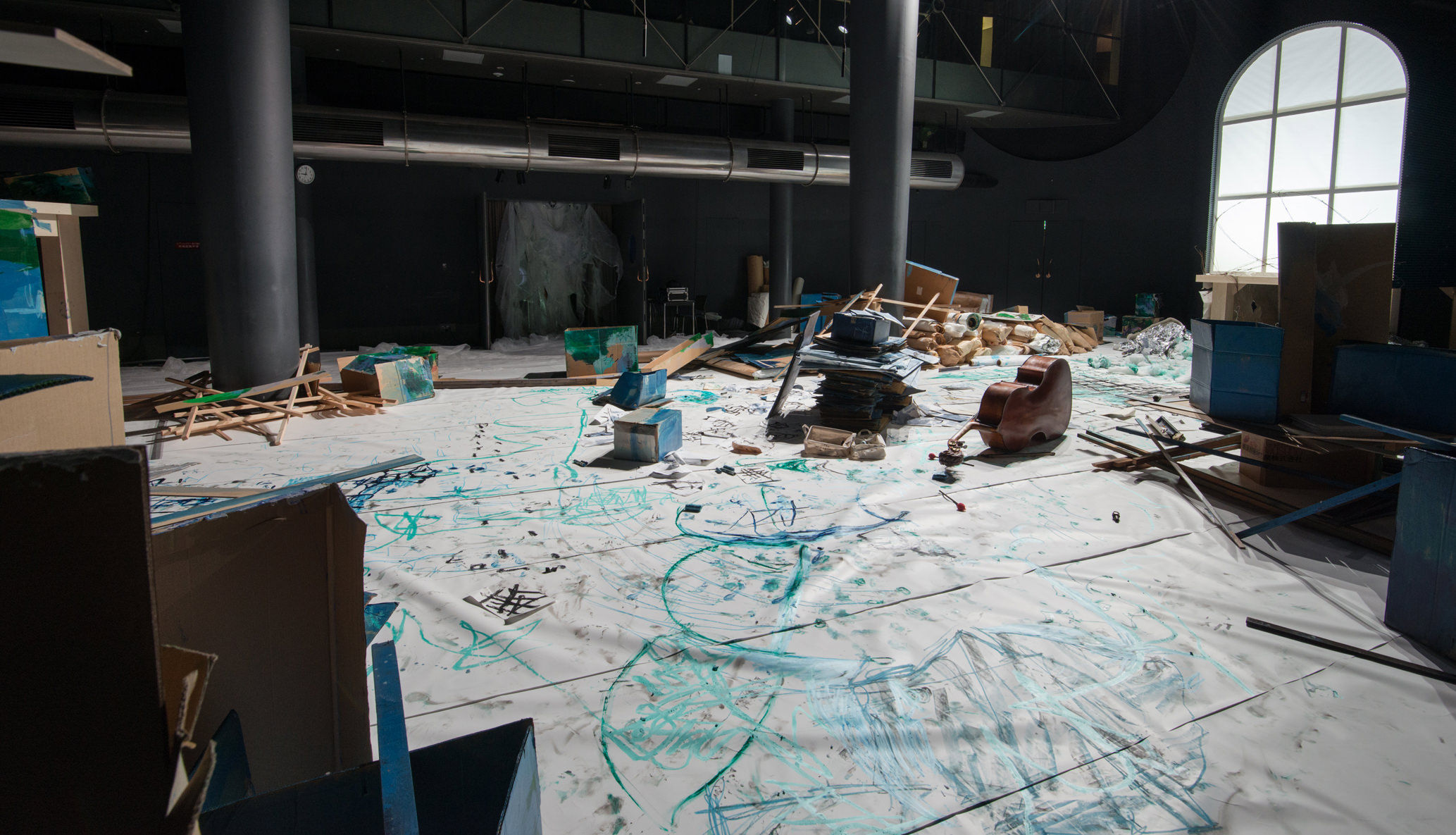 「机の下でラブレター（ポストを焦がれて）｣展、初日前日の着地点
制作年：2016年／素材：鉛筆、コンテ、オイルパステル、オイルスティック、アクリル絵の具、油絵の具、ペンキ、銀粉のり、紙、合成紙、銀紙、段ボール、綿、布、針金、材木／作品サイズ：10m×20m×6m（会場サイズ　総床面積約260㎡）／展示場所：アサヒ・アートスクエア（東京）／撮影：柳場大