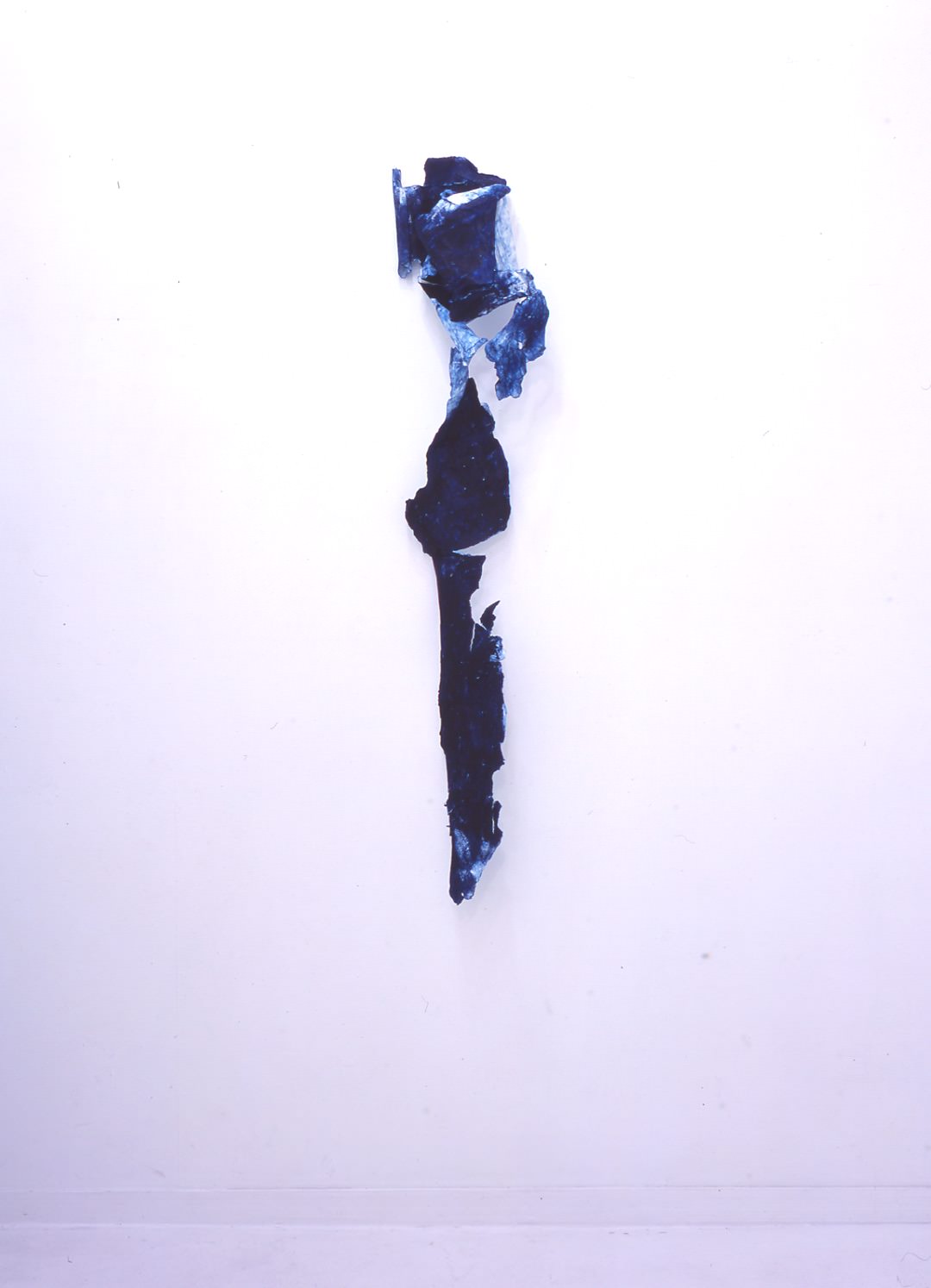 in the picture/ out of the picture,boat 1 制作年：2005年／素材：4オイルパステル、手漉き和紙／作品サイズ：122×23×13cm／撮影：柳場大 ＊白い手漉き和紙を貼り合わせて紙袋を作り、描いた。