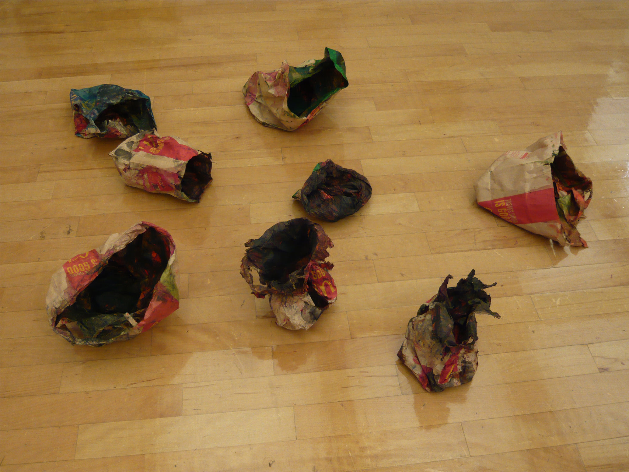 マクドナルド（森のはじまり） 制作年：2013年／素材：水彩絵の具、オイルパステル、紙袋／サイズ：98×90×40㎝ （サイズ可変）／展示場所：府中市美術館市民ギャラリー 作家撮影