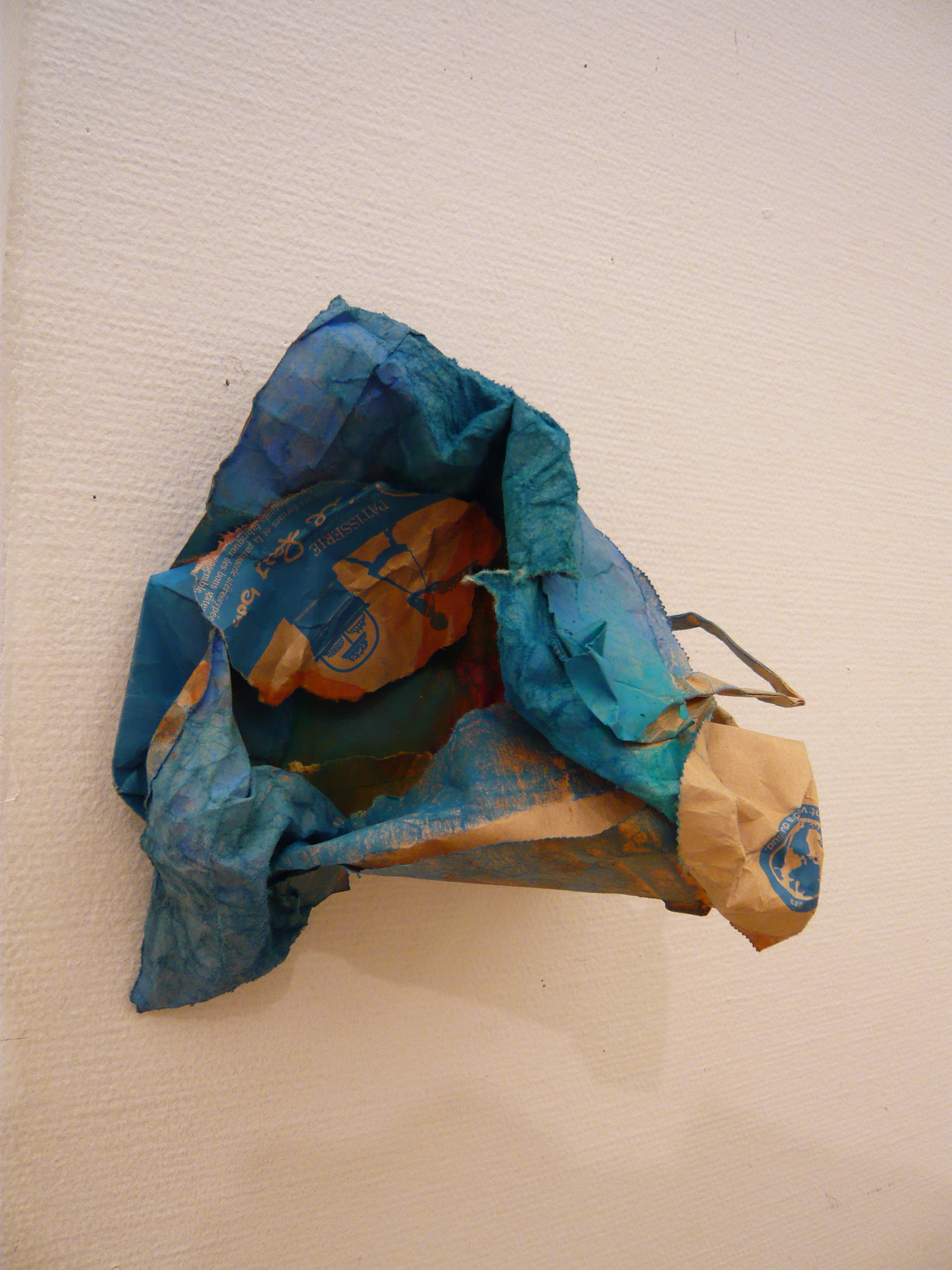 キルフェボン（コンパス） 制作年：2013年／素材：水彩絵の具、オイルパステル、紙袋 ／サイズ：19×20×20㎝ 作家撮影