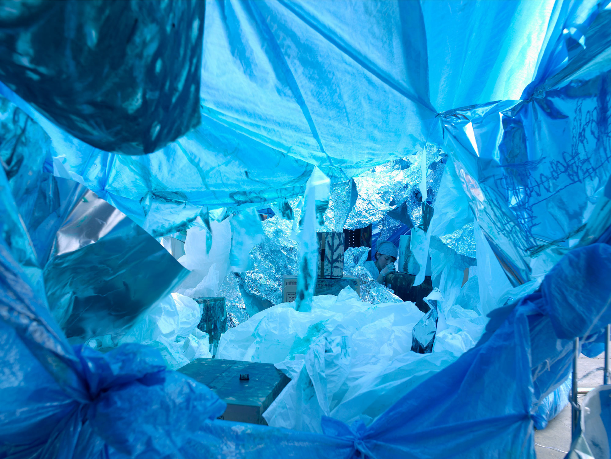 今、わたしの絵の粒子に会いにいくところ（あの夜の月）制作年：2009年／展示場所：西武鉄道旧所沢車両工場（埼玉）／作品サイズ：500×1000×400cm／素材：紙、銀紙、段ボール、作業シート、ペンキ、オイルスティック、オイルパステル／撮影：山本糾