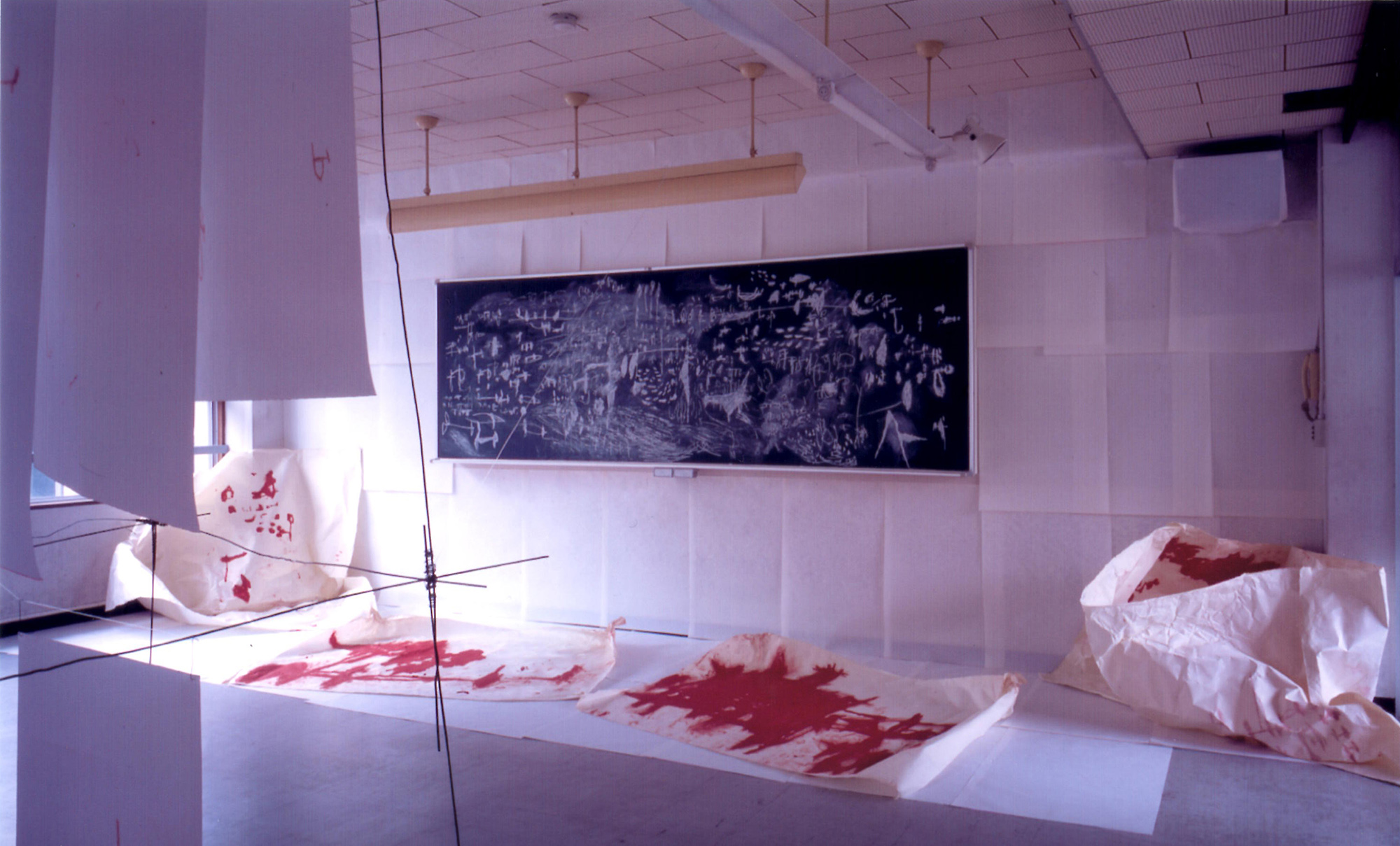 ラブレターのことば／ラブレターの紙 制作年：2002年／展示場所：旧桜川小学校（東京）／会場サイズ：900×700×300cm／素材：和紙､オイルスティック､針金、黒板、チョーク／撮影：柳場大