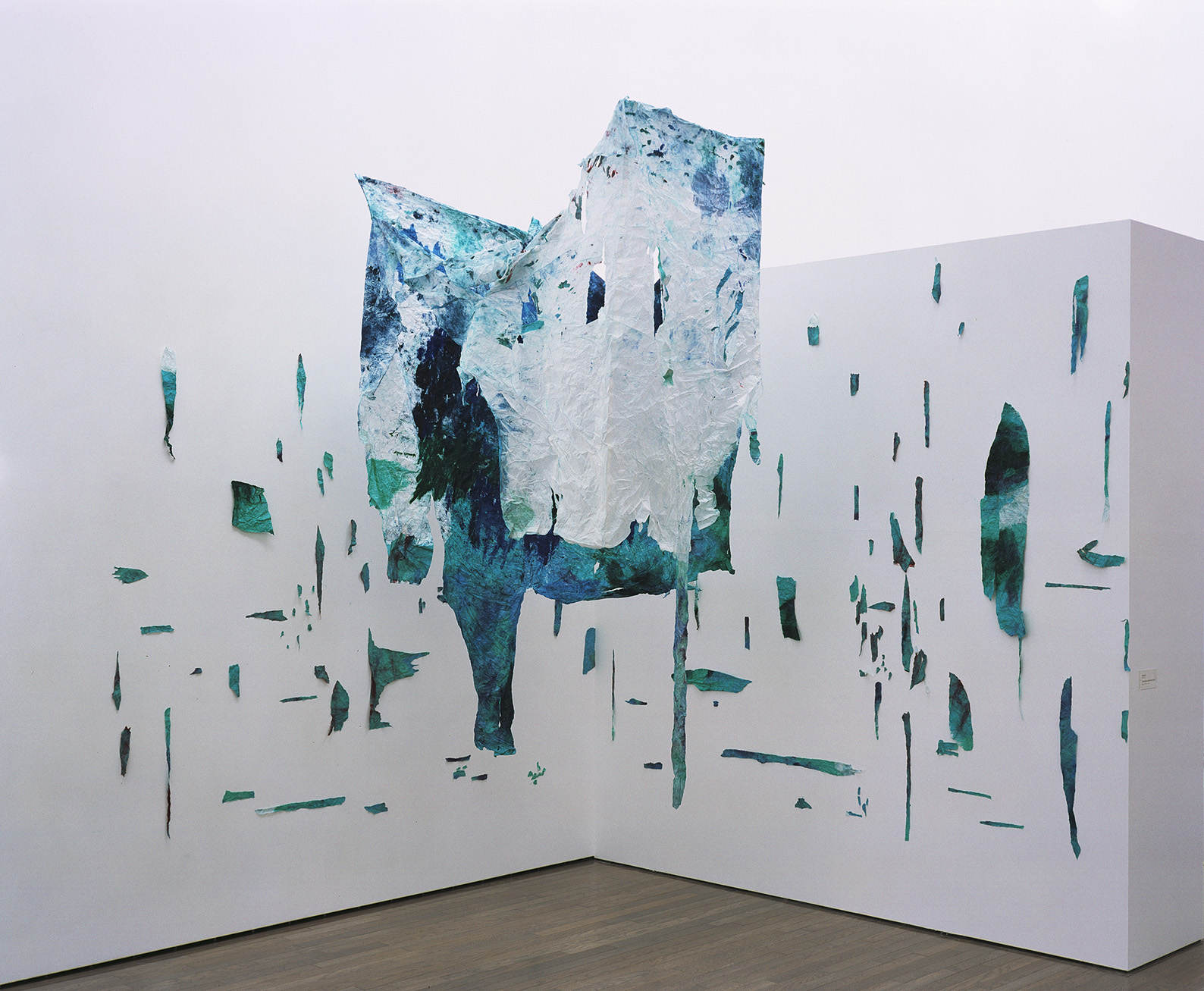 in the picture/ out of the picture　絵のなか/ 絵のそと 制作年：2005年／展示場所：群馬県立近代美術館（高崎）／作品サイズ：300×300×300cm（サイズ可変）／素材：和紙、オイルパステル、オイルスティック／photo：Masaru Yanagiba