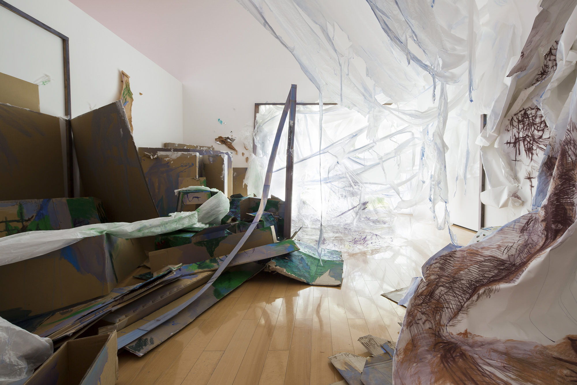 てのひらをひらいて（この夜をおし上げていく光に名前はつけずに）制作年：2012年／作品サイズ：会場サイズ 6300mm × 6333mm × 5400mm（仮設壁 3900mm ）／素材：オイルスティック、オイルパステル、水彩、油彩、アクリル、コンテ／紙、合成紙、段ボール箱、銀紙、木／「館林ジャンクション　中央関東の現代美術」展 会期：2012年4月28日～7月1日／写真提供：群馬県立館林美術館／撮影：木暮伸也